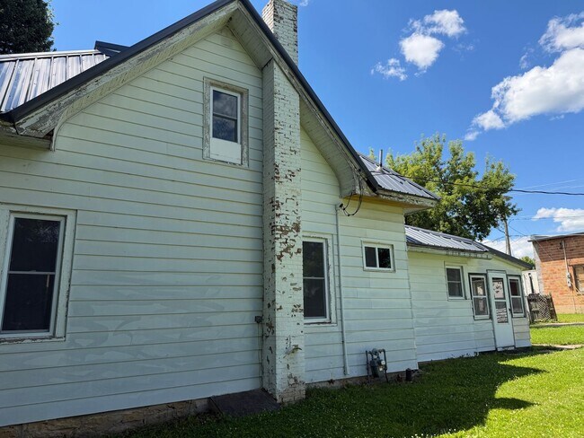Building Photo - 3 Bed 1 Bath Home with Garage