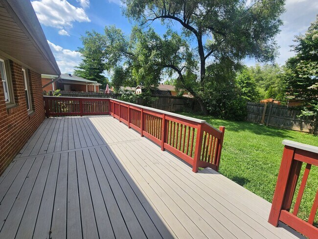Building Photo - Beautiful 3 bedroom 1 bath with attached g...