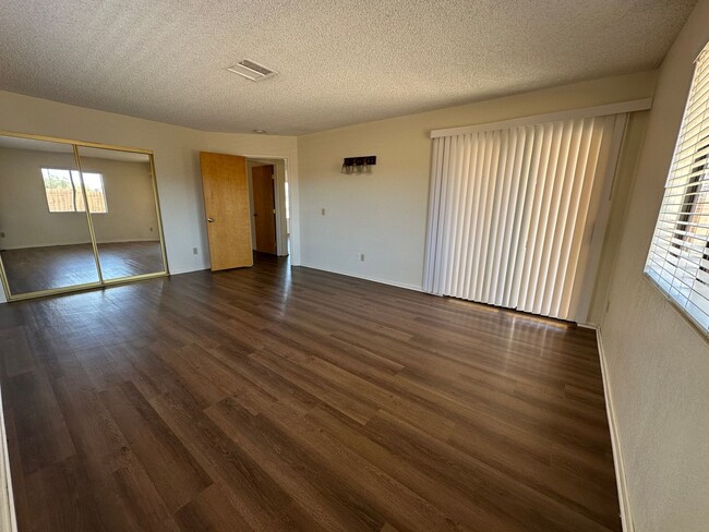 Building Photo - Welcome to this 2 bedroom 1 bath home!