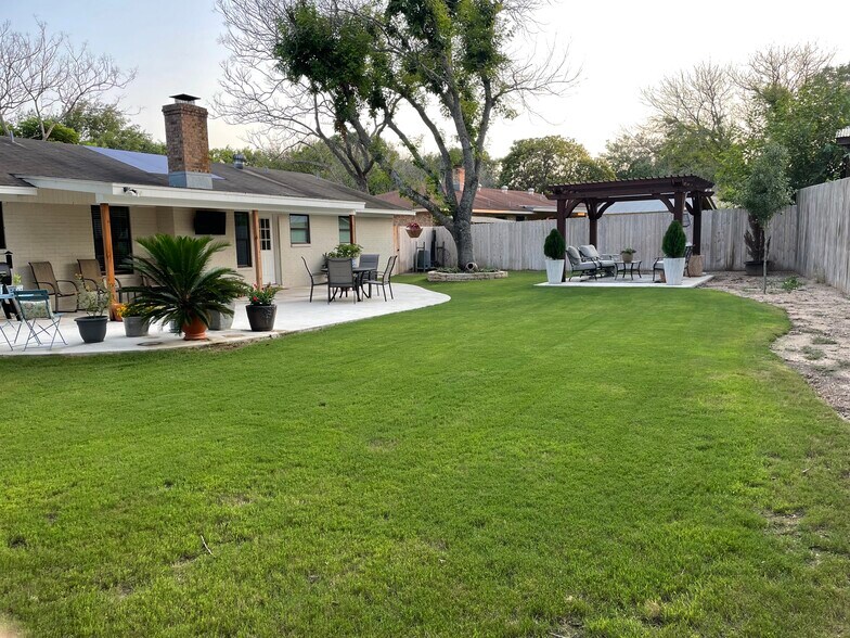 Building Photo - 323 Cardinal Dr