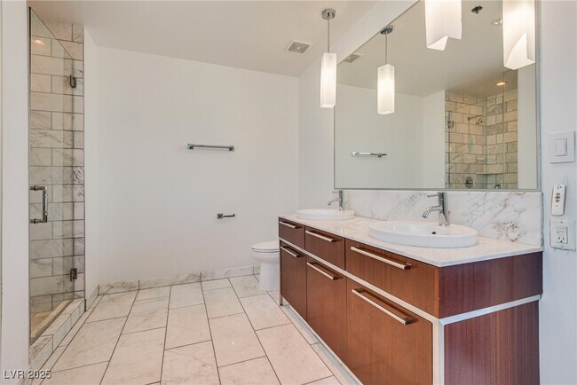 Building Photo - 4471 Dean Martin Dr