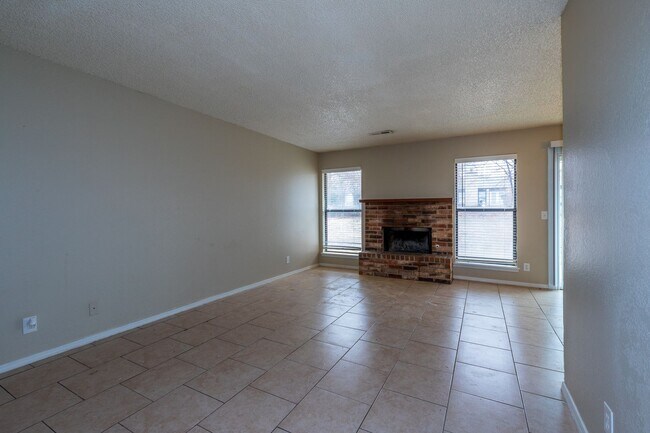 Building Photo - 4902 S Gum Ave
