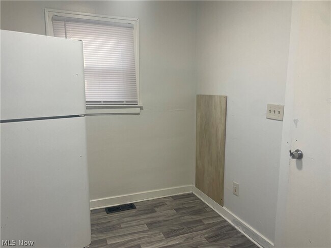 Building Photo - 958 E Wilbeth Rd