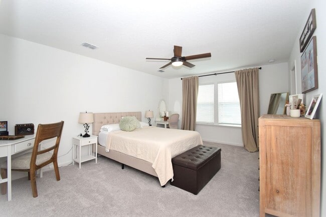 Building Photo - Spacious 3-bedroom, 2.5-bath townhome
