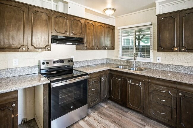 Building Photo - Nicely Updated 2 Bed, 1 Bath Single Story Home In Established Neighborhood