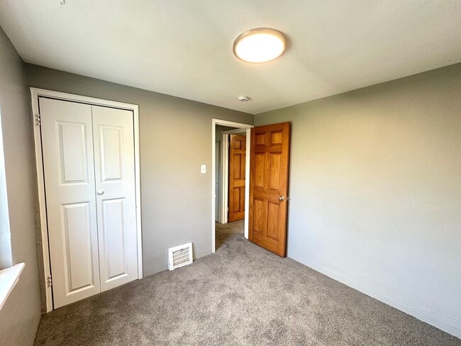 Building Photo - 4 Bed/1.5 Bath Home in Penn Hills - Off-St...