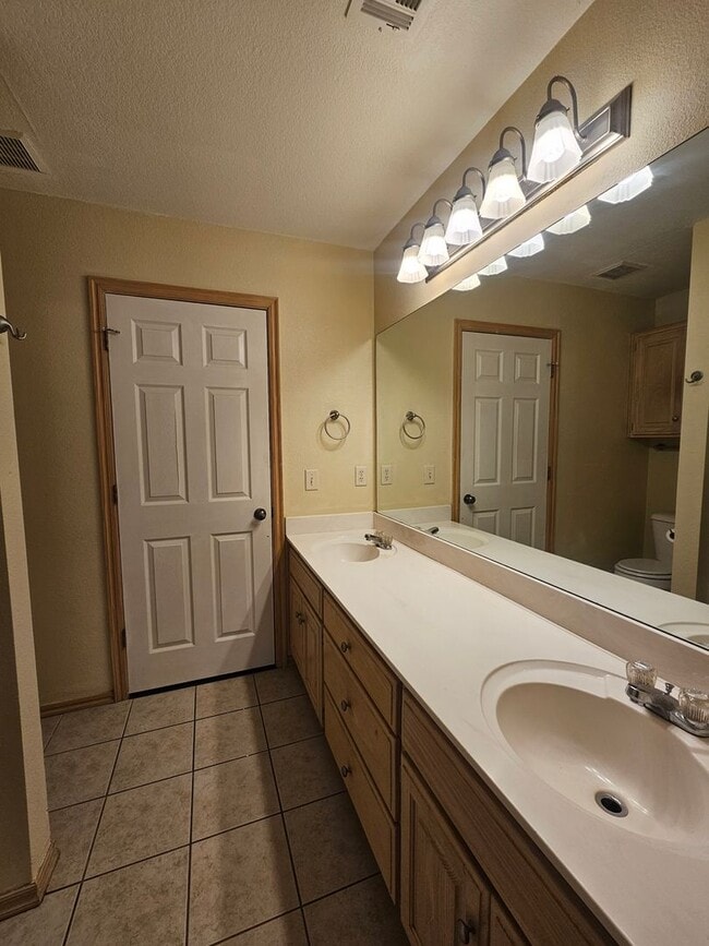 Building Photo - (4)Bed/(3)Bath in Moore w/ Shelter! Available NOW! Over 1700sqft!