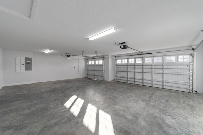 Oversized 3 Car Garage - 1577 Whalin Way