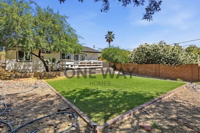 Building Photo - 1329 E Cholla St