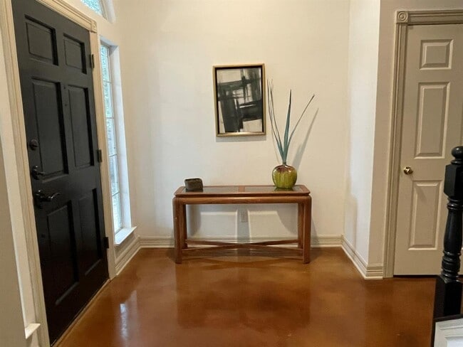 Building Photo - 641 Evergreen Ln