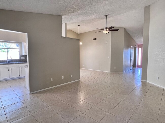 Building Photo - Phoenix 3 Bed, 2 Bath Home with Single Story