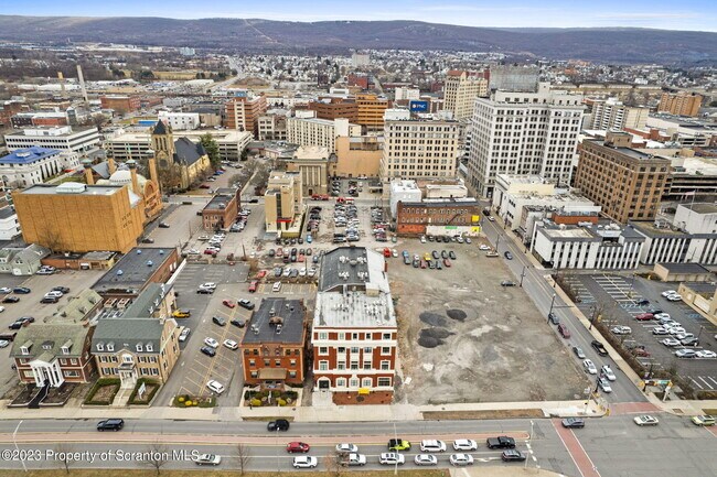 Building Photo - 19 W River St
