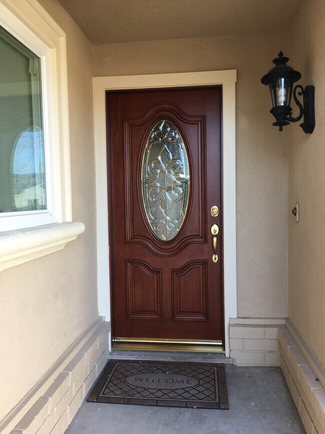 Building Photo - One story home on a HUGE lot in Central Camarillo