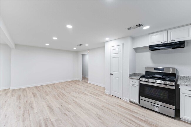 Building Photo - 2101 W Gulf St