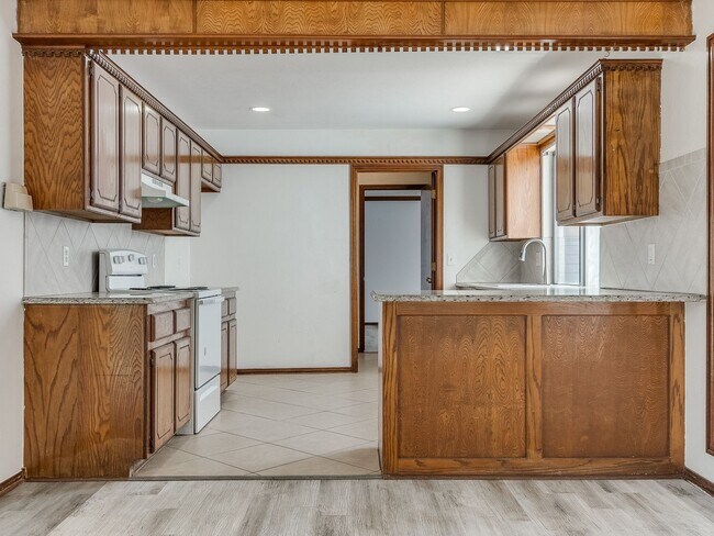 Building Photo - 3 Bed 2 bath!