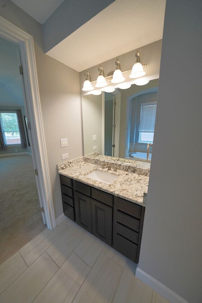 Building Photo - Executive Style Rental Now Available in Bo...