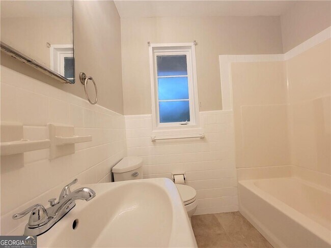 Building Photo - 1321 Stillwood Dr NE