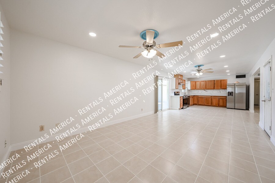 Building Photo - 935 E Wesleyan Dr
