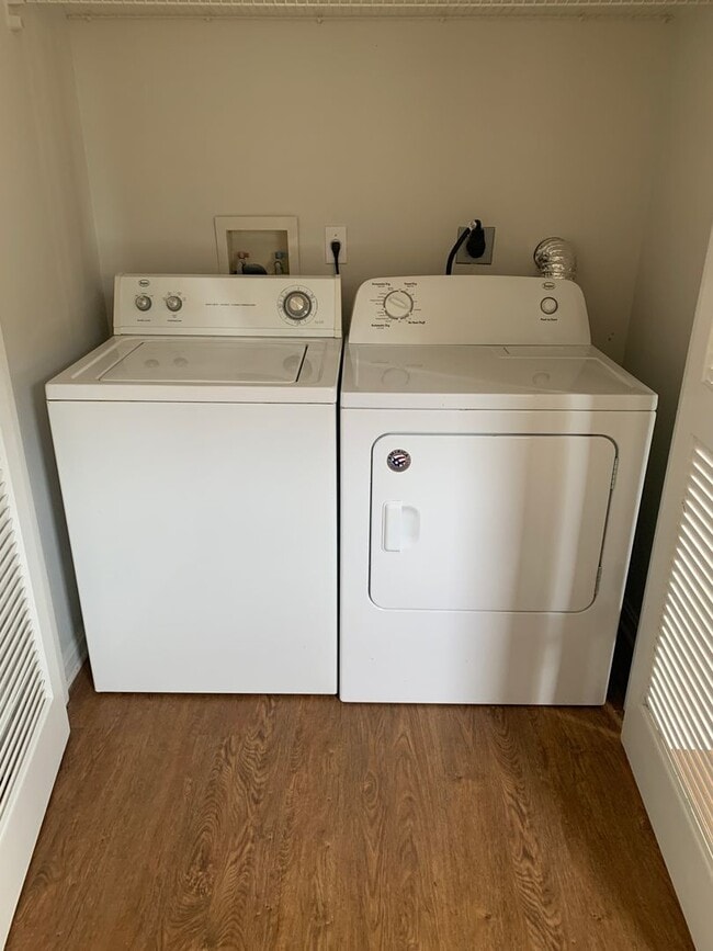 Building Photo - Updated Crescent hills Condo 2 bed/2 bath