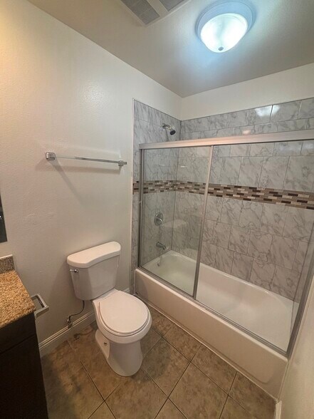 Building Photo - 829 E 84th St