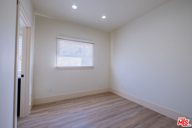 Building Photo - 216 N Catalina Ave