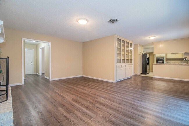 Building Photo - SOUTH HILLS Home on Large Corner Lot!!!!