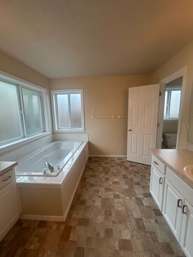 Building Photo - Beautiful Three Bedroom in Keizer