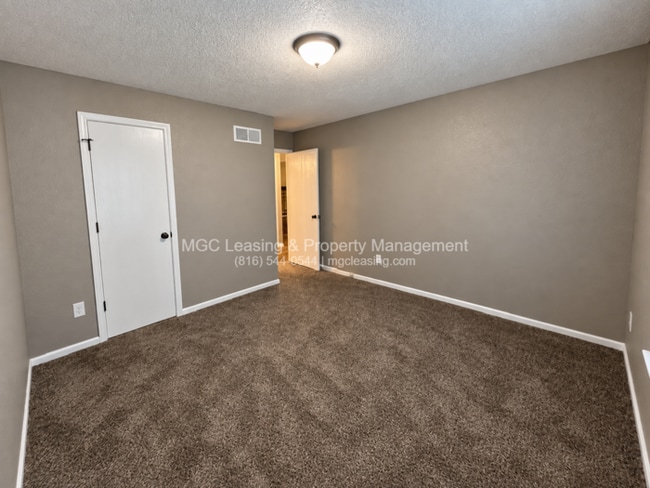 Building Photo - Beautifully Updated Home in Quiet Blue Springs Cul-de-Sac