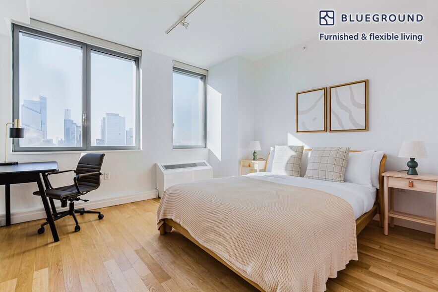 Building Photo - 550 W 54th St