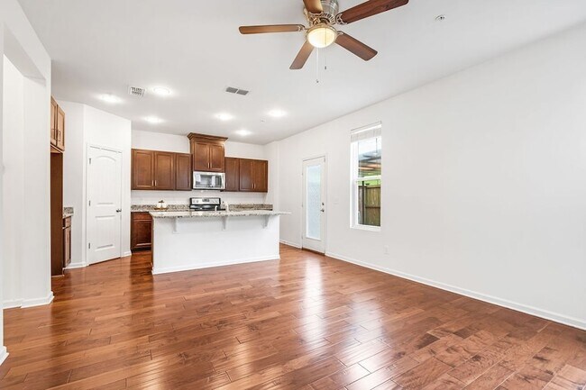 Building Photo - 1038 Livingstone Ln