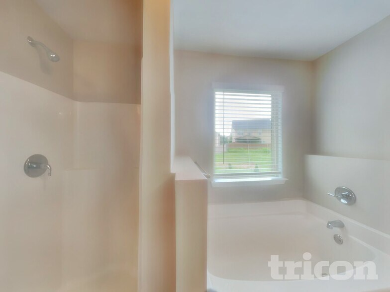 Building Photo - 325 Nutwood Trce