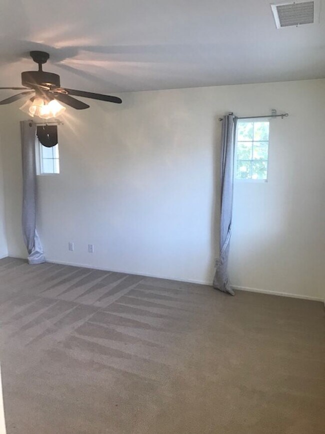 Building Photo - Gated Community!