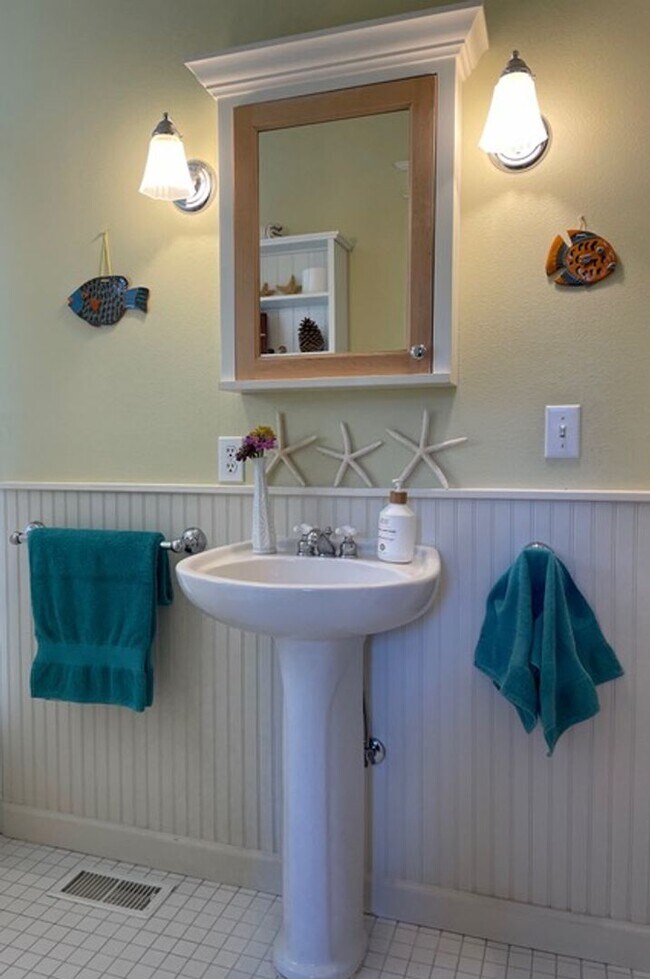 Building Photo - Spring Semester Furnished House!