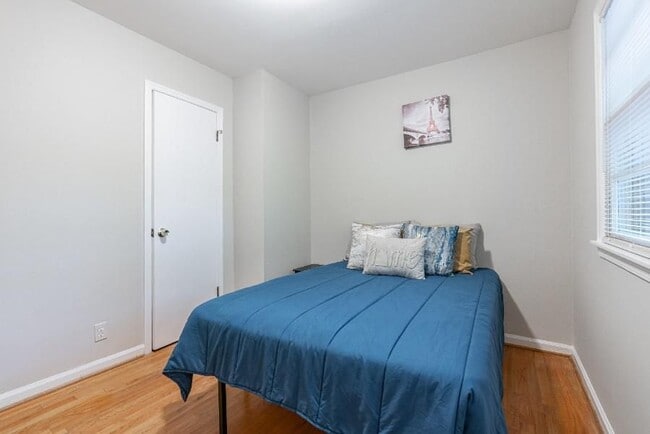 Building Photo - 2719 Knollview Dr