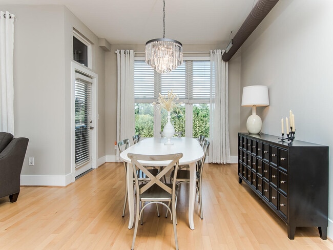 Open-plan living with a dining and living area - 300 Finsbury St