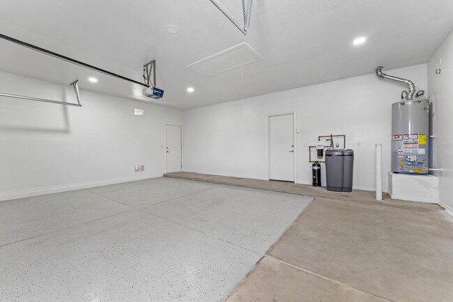 Building Photo - 18024 W Maui Ln