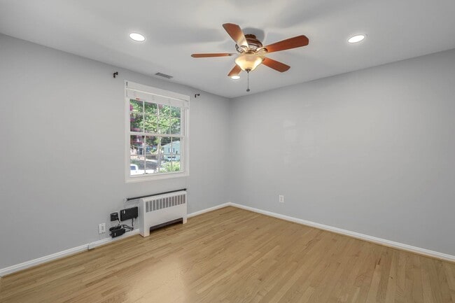 Building Photo - Available Now! 3 Bed 2 Bath House Near the...