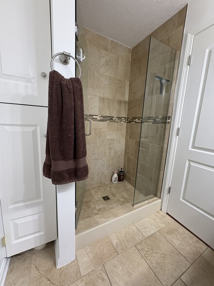 Secondary bathroom - 8615 Scenicview Dr