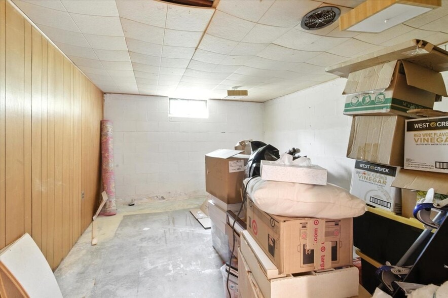 Building Photo - 18 Maplewood Dr