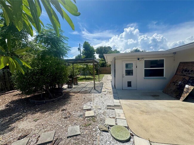 Building Photo - 13864 Dominica Dr