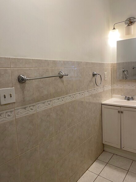 bathroom - 104 N Wood Ave