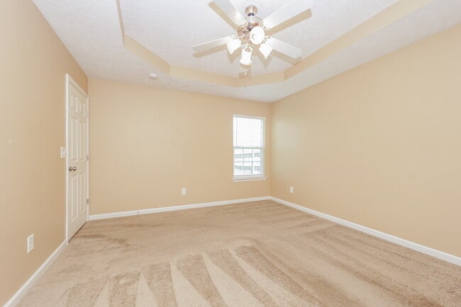 Building Photo - 305 Sarna Dr