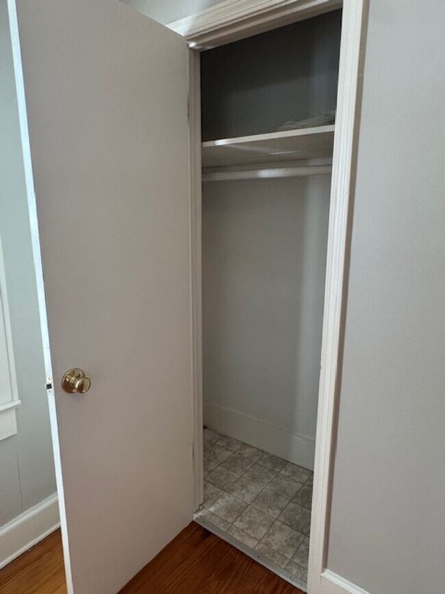 Building Photo - Cute Bungalow home with hardwoods - 2 bedrooms, 1 full bath - nice size yard