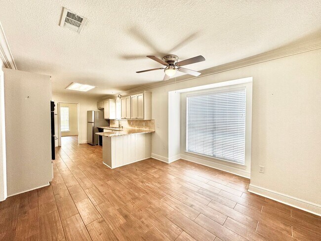 Building Photo - 5016 Five Frks Dr