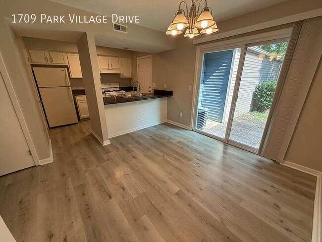 Building Photo - 1709 Park Village Dr