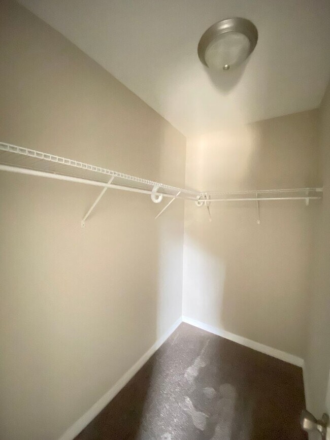 Building Photo - Desirable SW Ocala Neighborhood 3/2/2 *WON'T LAST*