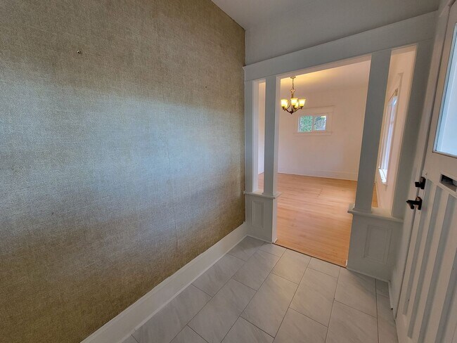 Building Photo - Don’t Miss This! Spacious 2 Bed, 2 Bath in North Portland