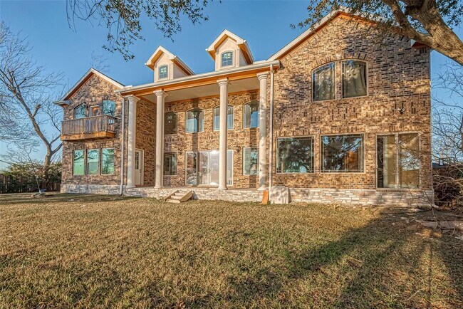 Building Photo - 2011 Crescent Dr