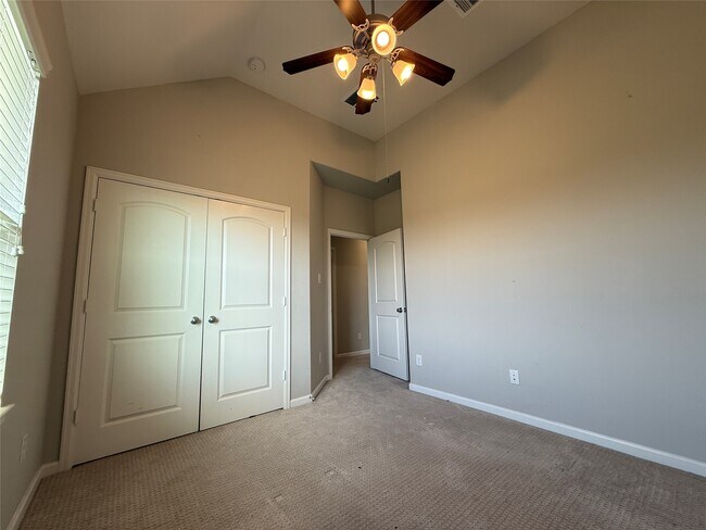 Building Photo - 2018 Royal Landing Dr