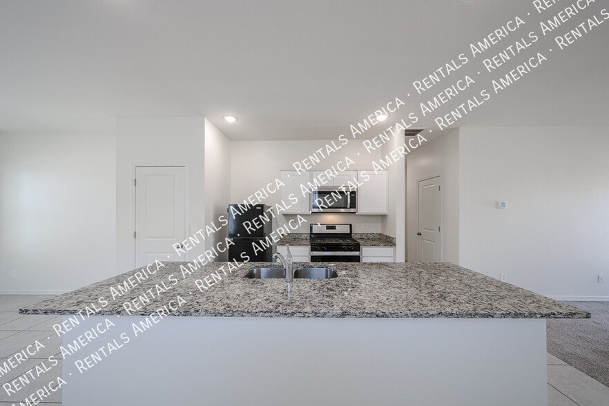 Building Photo - 5720 W Sunrise Dr